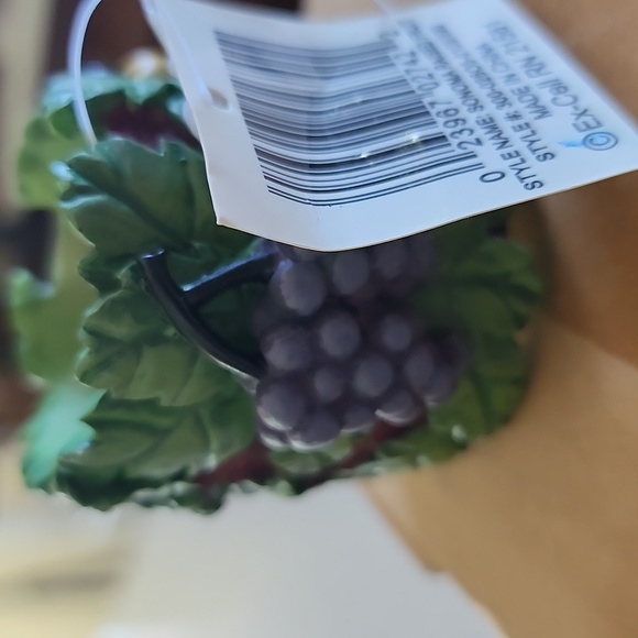 8 raised fruit style Napkins ring set - Picture 3 of 5